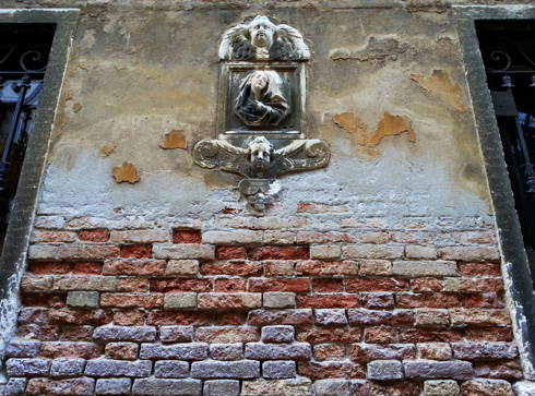 שכבות שכבות של חיים והיסטוריה בוונציה (צילום: גיא שחר)