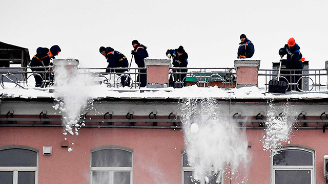 Расчистка крыш в Москве. Фото: AFP
