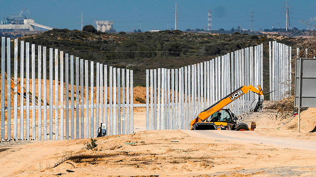 העבודות להקמת המכשול העילי בגבול רצועת עזה (צילום: AFP)