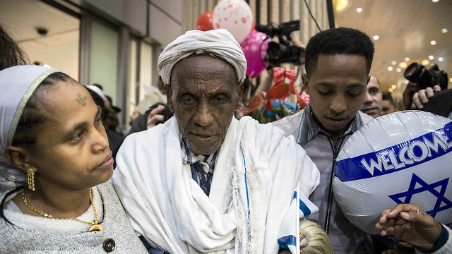 Встреча новых репатриантов из Эфиопии в аэропорту Бен-Гурион. Фото: AP