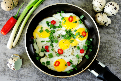 Деликатесный завтрак - яичница-глазунья из перепелиных яиц. Фото: shutterstock