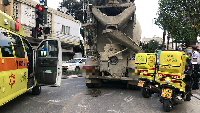תאונת הדרכים בה נפגעה הולכת רגל ממשאית בטון בשכונת נחלת יצחק בתל אביב  (צילום: תיעוד מבצעי מד