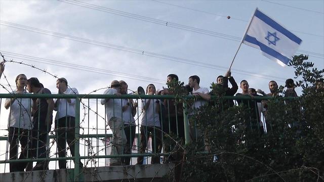 מפגינים נגד פוליאמוריה בצומת בר אילן  (צילום: עידו ארז וניצן דרור)