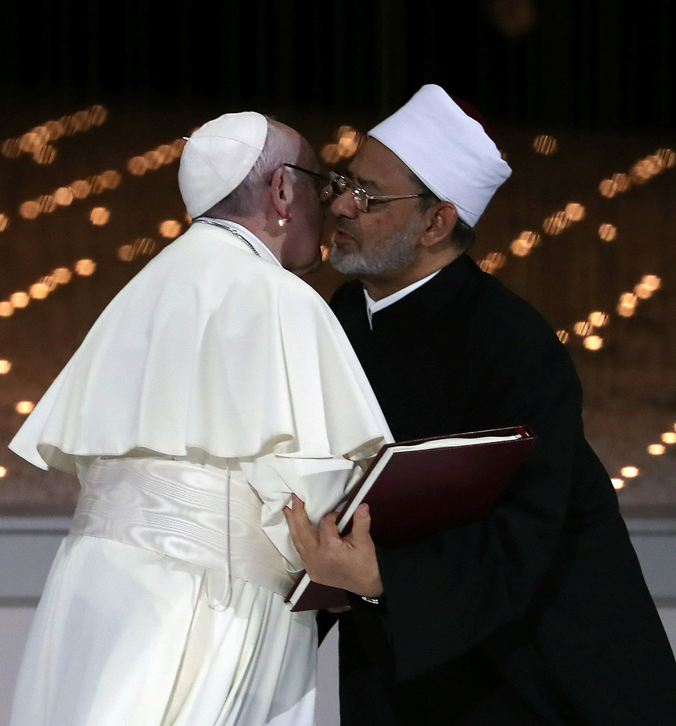 האפיפיור פרנסיסקוס מתנשק נשיקה עם אימאם אבו דאבי איחוד האמירויות (צילום: רויטרס)