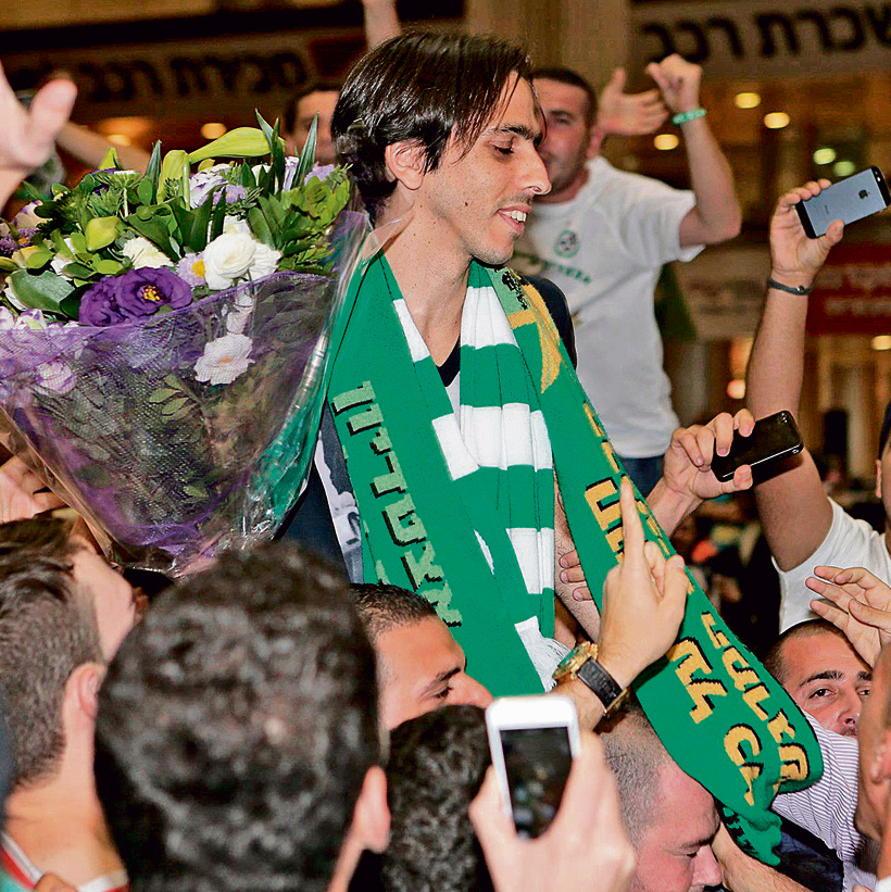 יוני 2014, אוהדי מכבי חיפה מקבלים את פניו בנתב"ג עם שובו לשחק בארץ. היחסים הידרדרו במהירות