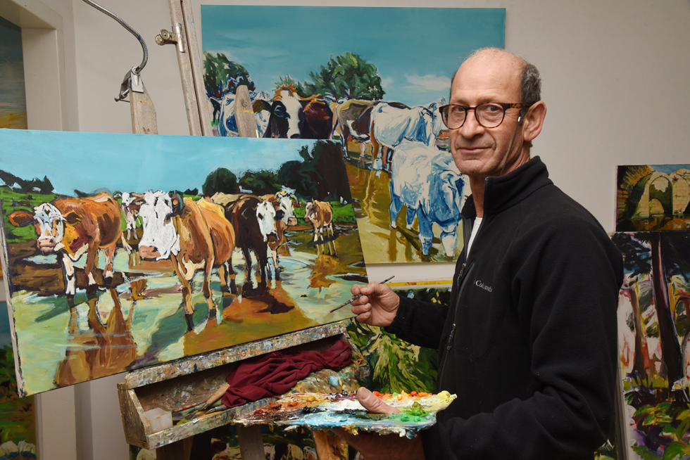 דיאגו גולדפרב בגלריה שלו ביישוב. "קוראים לי הקדישמן של הפרות" (צילום: אביהו שפירא)