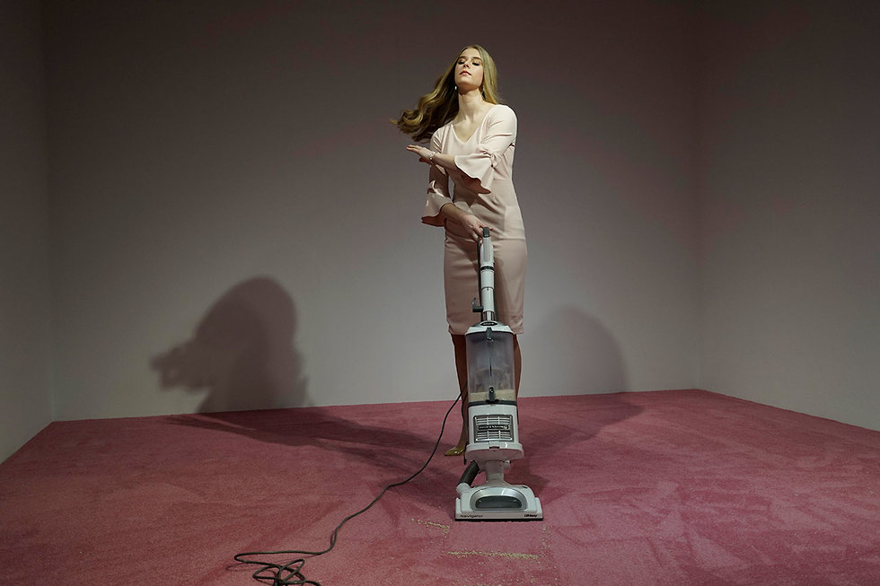 Арт-объект "Иванка пылесосит" на выставке в Вашингтоне. Фото: AP