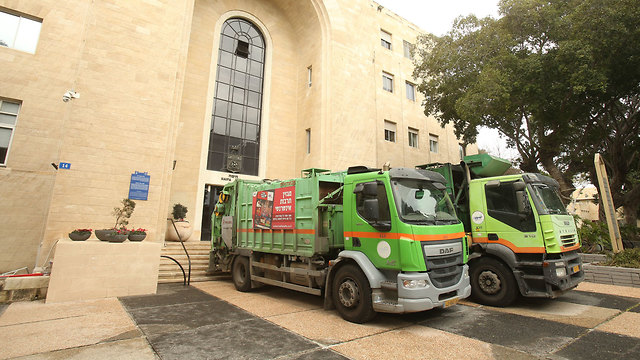 עיריית חיפה שביתה משאיות אשפה חסמו את הכניסה (צילום: אלעד גרשגורן)