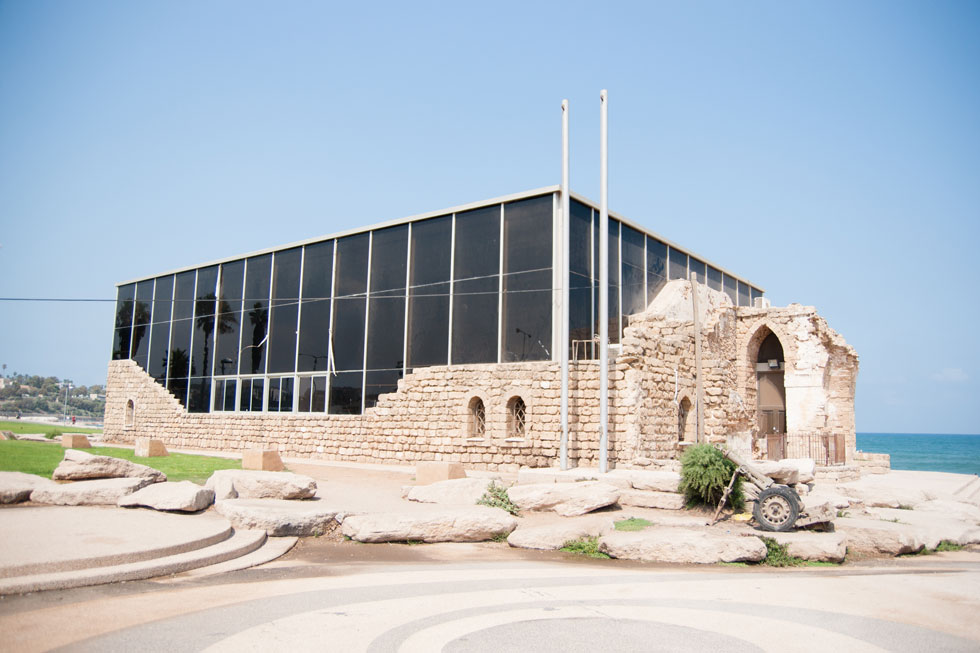 תחילת החיבורים המנוגדים בבית האצ''ל במנשיה, שם הורכבה על מבנה האבן הערבי תוספת זכוכיות כהות, שונות לגמרי (צילום: Shutterstock)