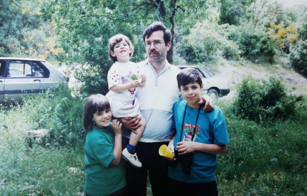 בילדותה (משמאל) עם אביה ושניים מהאחים. "בשבתות הראשונות שבהן נסעתי, הייתי בטוחה שתקרה לי תאונה" (צילום: אלבום פרטי)