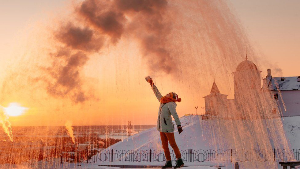 חורף אורל סיביר רוסיה אתגר ה קור מים רותחים הופכים ל קרח (צילום: Elena Deleske)