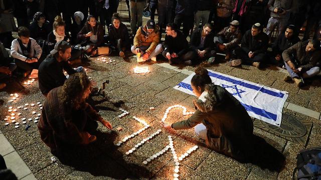 הדלקת נרות והפגנה בכיכר רבין (צילום: דנה קופל )