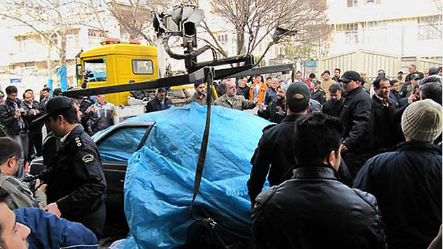 גוררים את ה מכונית רכב לאחר ה פיצוץ ב טהרן איראן חיסול מהנדס גרעין איראני ()