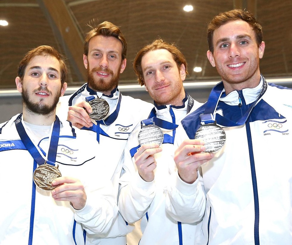 נבחרת ישראל עם המדליות (צילום: איגוד הסיוף)