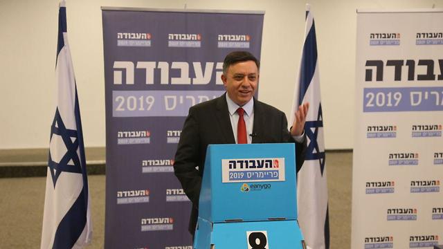 Labor Chairman Avi Gabbay voting in the primaries (Photo: Motti Kimchi)