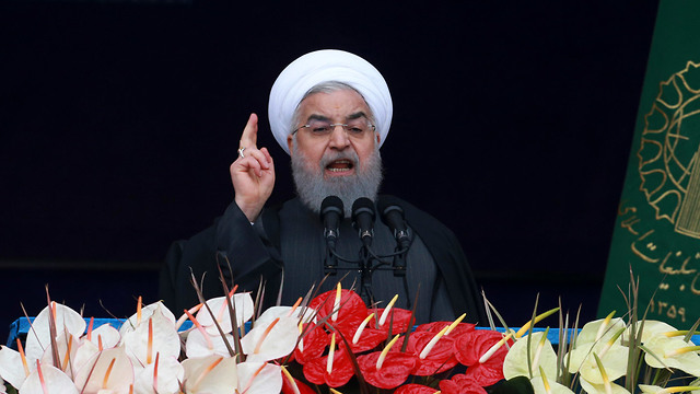 נשיא איראן חסן רוחאני ב חגיגות לציון 40 שנה להפיכה האיסלאמית ב טהרן (צילום:  AP)