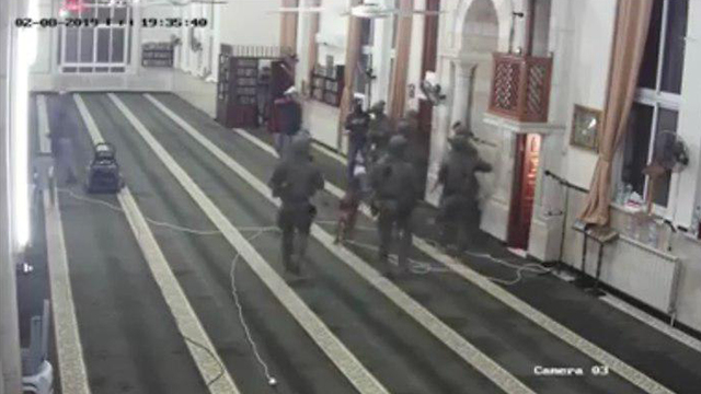 Спецназ МАГАВа в мечети (Photo: Security footage)