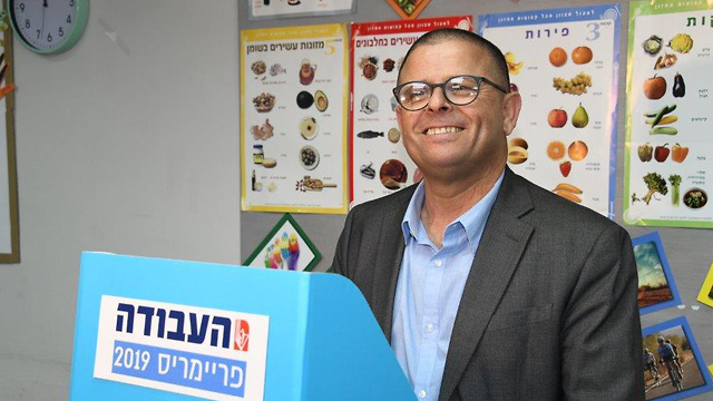 Eitan Cabel voting (Photo: Yair Sagi)