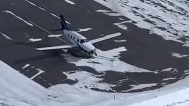 מטוס קל התרסק ל שלג אלפים (צילום: youtube)