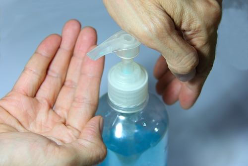Находясь в больнице, стерилизуйте руки бактерицидным гелем или просто мойте их чаще. Фото: shutterstock