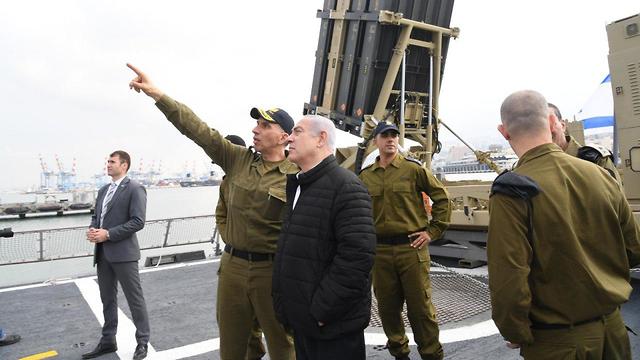 סיור של ראש הממשלה בנימין נתניהו בבסיס חיל הים בחיפה  (צילום: חיים צח לע