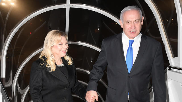 Prime Minister Netanyahu and his wife Sara board flight to Warsaw (Photo: Amos Ben Gershom/GPO)