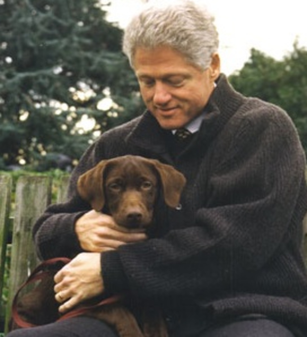 הנשיא לשעבר ביל קלינטון על כלבו באדי,  דצמבר 1997 (מקור: U.S. Government Printing Office, Wikimedia)