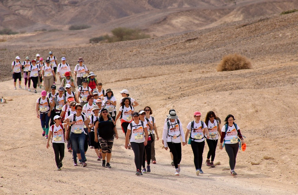 נשים צועדות במסע אשת המדבר למען עגונות ומסורבות גט (צילום: אירית עמית )