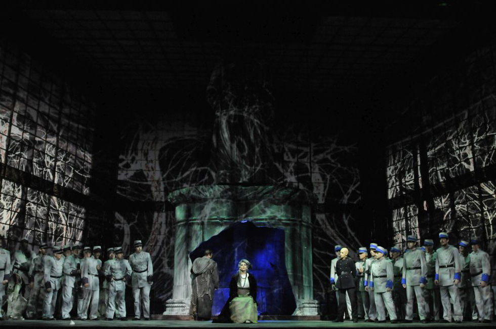 Сцена из оперы "Бал-маскарад". Фото: Йоси Цвекер