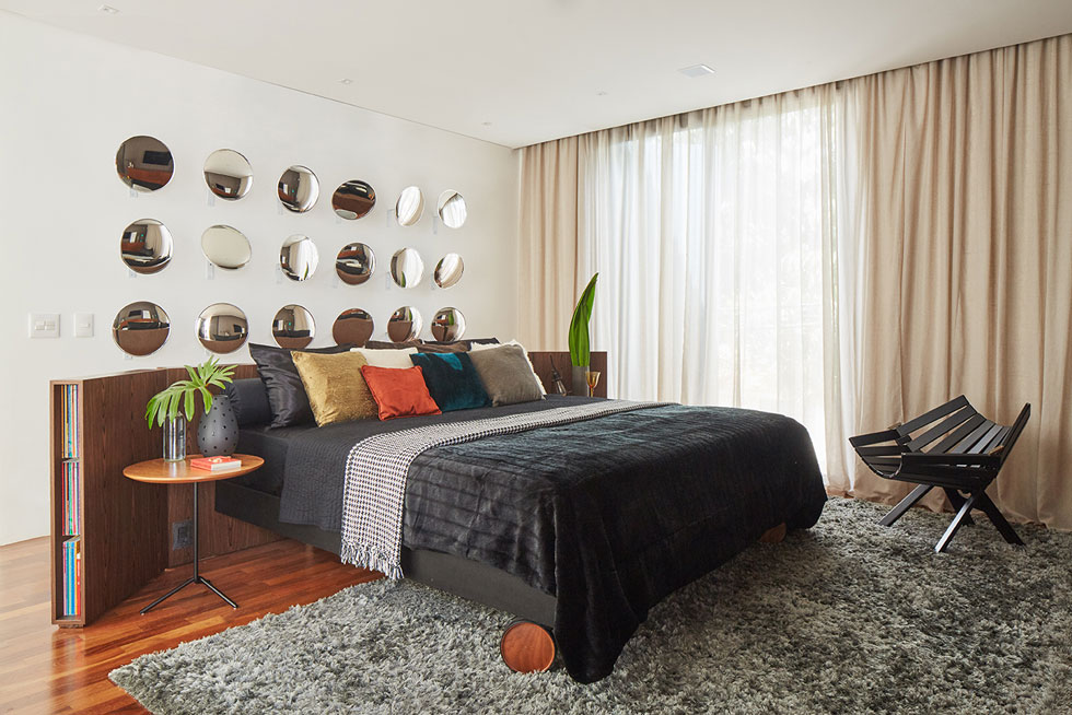  חדר השינה מעוצב בעושר החומרי שמאפיין את הבית, ובשילוב של רהיטי חברות ידועות (למשל, כורסה של moooi) ורהיטים שעיצב האדריכל בעצמו (צילום: Pedro Kok)