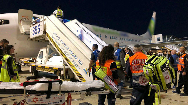 Эвакуация пассажиров с борта самолета. Фото: оперативная съемка МАДА