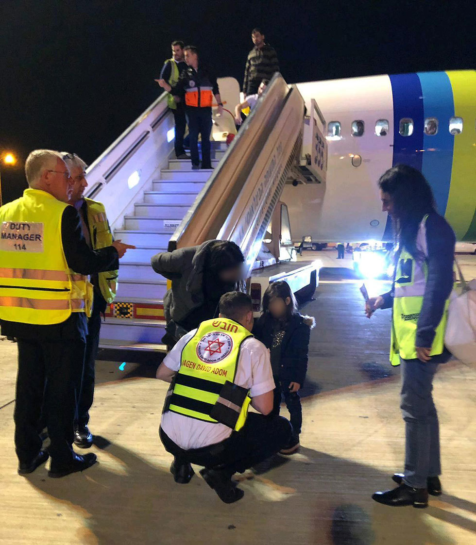 Эвакуация пассажиров с борта самолета. Фото: оперативная съемка МАДА