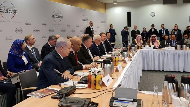 Конференция в Варшаве. Нетаниягу рядом с министром из Йемена. Фото: Итамар Айхнер