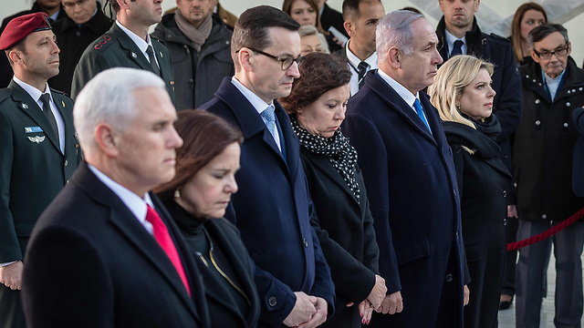 Майк Пенс, Матеуш Моравецки и Биньямин Нетаниягу возле мемориала в Варшаве. Фото: AFP