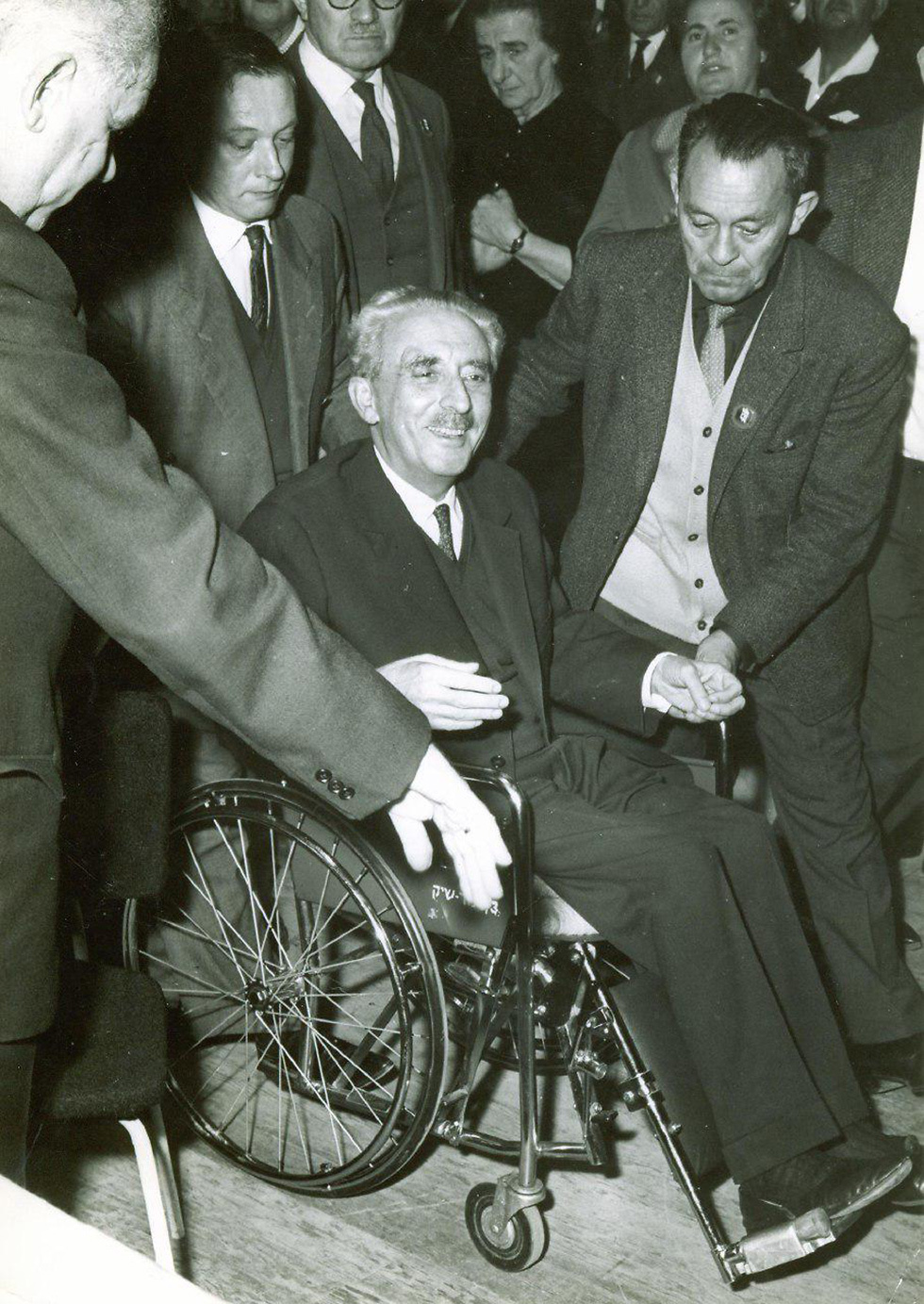 נאום כיסא הגלגלים של משה שרת ב-1965 (צילום: פריץ כהן)