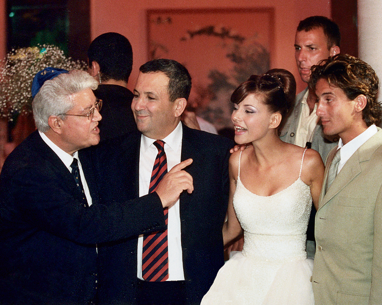 בחתונתה ב־ 1999 . ראש הממשלה אהוד ברק היה שם. בנימין נתניהו לא הוזמן