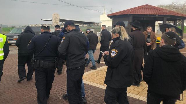 משטרת ישראל מלווים בהלוויה אשה ערירית וחסרת משפחה (צילום: דוברות המשטרה)