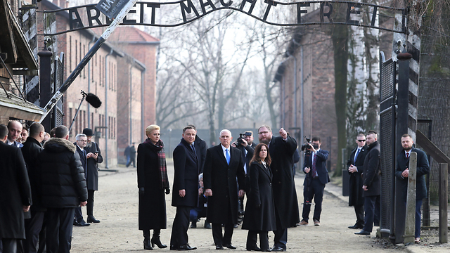 Vice President Pence  visits Auschwitz concentration camp  (Photo: EPA)