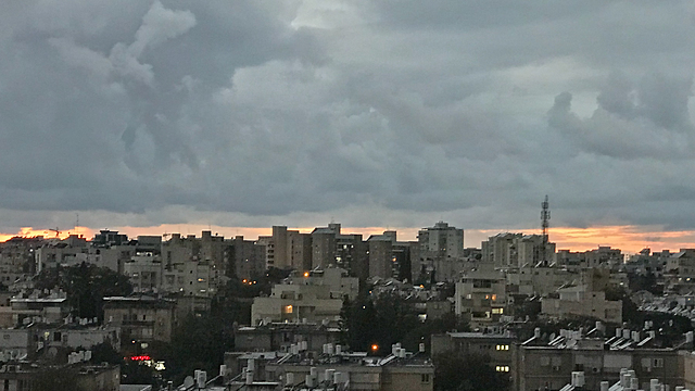 Облака над Петах-Тиквой. Фото: Нир Коэн