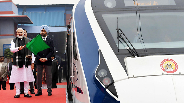 ראש ממשלת הודו נרנדרה מודי חונך את ה רכבת המהירה במדינה (צילום: EPA)