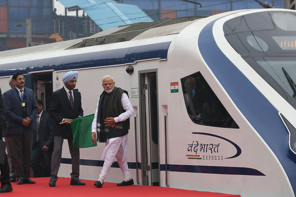 ראש ממשלת הודו נרנדרה מודי חונך את ה רכבת המהירה במדינה (צילום: AFP)