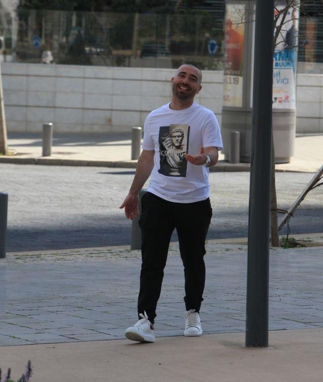 צ'יקי צ'יקי צ'יקי דם דם ככה כל היום. עומר אדם (צילום: מוטי לבטון) צ'יקי צ'יקי צ'יקי דם דם ככה כל היום. עומר אדם (צילום: מוטי לבטון)