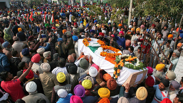 הודו אבל פיגוע 44 שוטרים נרצחו (צילום: רויטרס)