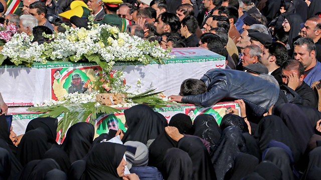 איראן הלוויה איש משמרות המהפכה נהרג ב פיגוע האשמות נגד פקיסטן (צילום: AFP)