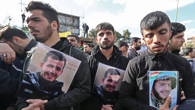 איראן הלוויה איש משמרות המהפכה נהרג ב פיגוע האשמות נגד פקיסטן (צילום: AFP)
