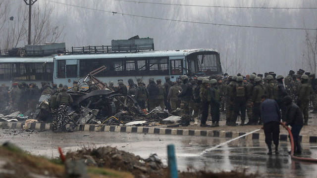 הודו קשמיר זירת פיגוע איסלאמיסטי האשמות נגד פקיסטן 44 שוטרים נרצחו (צילום: EPA)