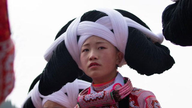 סין בנות לונג הורן מיאו חובשות כיסויי שיער עם שיער של אבותיהם (צילום: AFP)