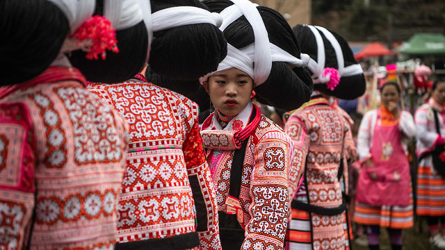 סין בנות לונג הורן מיאו חובשות כיסויי שיער עם שיער של אבותיהם (צילום: AFP)