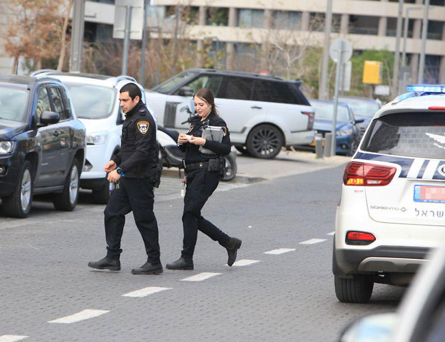 השוטרים בדרך לזירה (צילום: מוטי לבטון) השוטרים בדרך לזירה (צילום: מוטי לבטון)