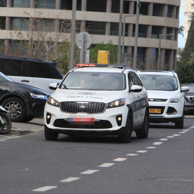 המשטרה בדרך (צילום: מוטי לבטון) המשטרה בדרך (צילום: מוטי לבטון)